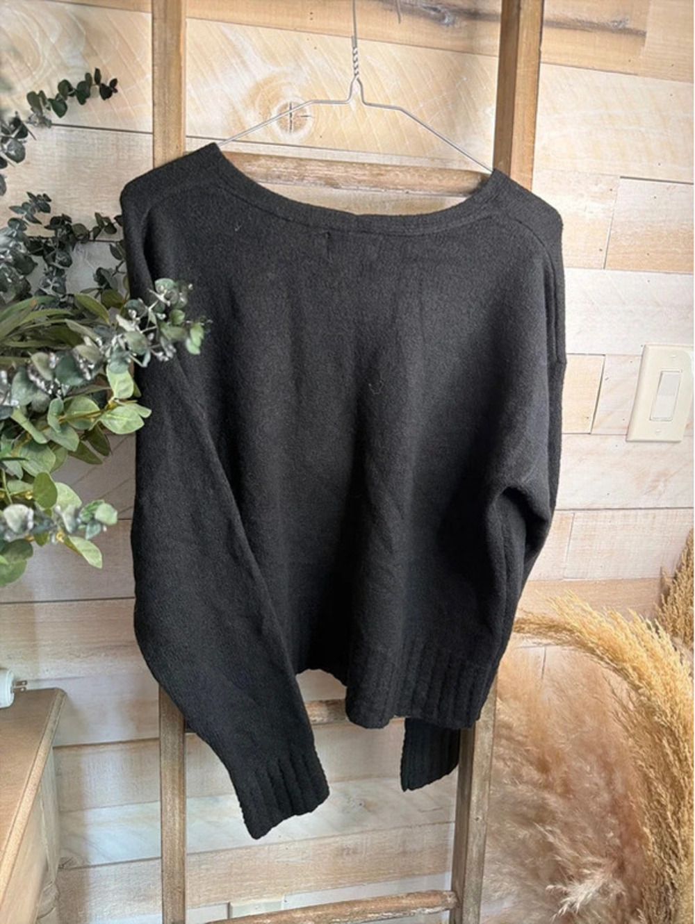 V-neck sweater - Picture 4 of 4